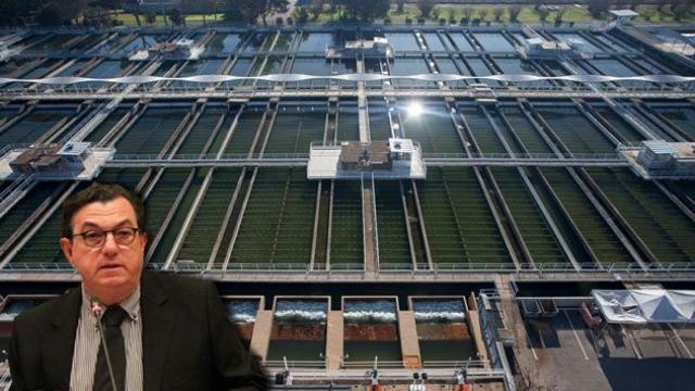 Miquel Salazar, miembro de la Sindicatura de Cuentas de Cataluña encargado de fiscalizar las cuentas de ATLL de 2010 y 2011, junto a las instalaciones de la planta Ter.