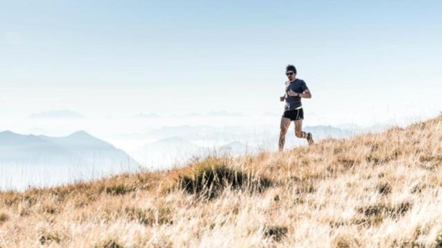 Joven practicando running con la ayuda de un reloj con GPS / Alessio Soggeti en UNSPLASH