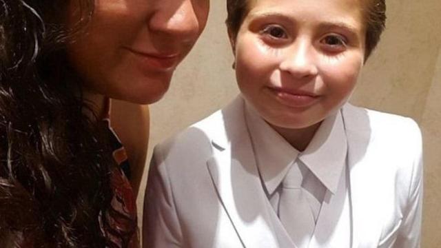 La niña vestida con traje para su comunión / Facebook