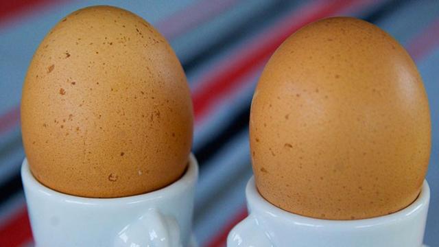 Dos huevos duros como metáfora de los testículos y el escroto
