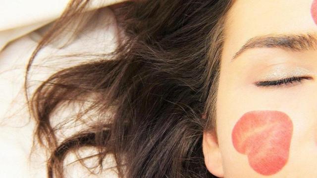 Una mujer que ha decidido cuidar la piel / Silviarita EN PIXABAY