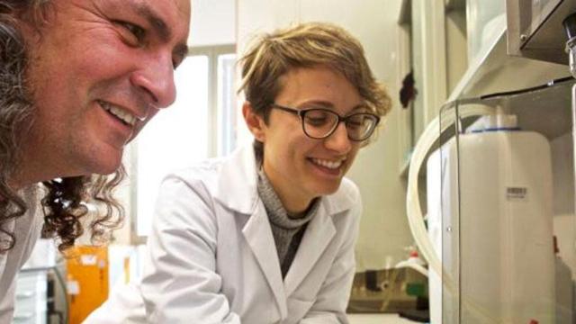 La estudiante que ha inventado el producto contra los olores en envases de plástico / EFE