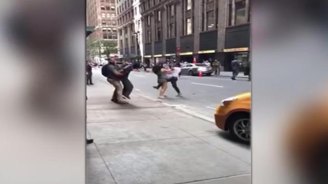 Una captura de pantalla del momento de la pelea taxista