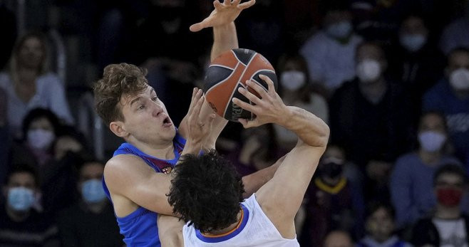 Rokas Jokubaitis, en una acción defensiva contra el Madrid / EFE