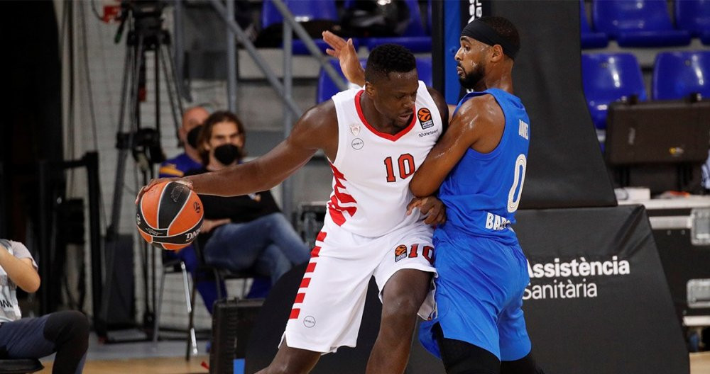 La acción defensiva de Brandon Davis contra Moustapha Fall / EFE