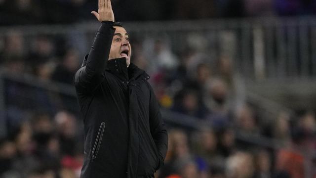 Xavi grita a sus jugadores ante la Real Sociedad / EFE