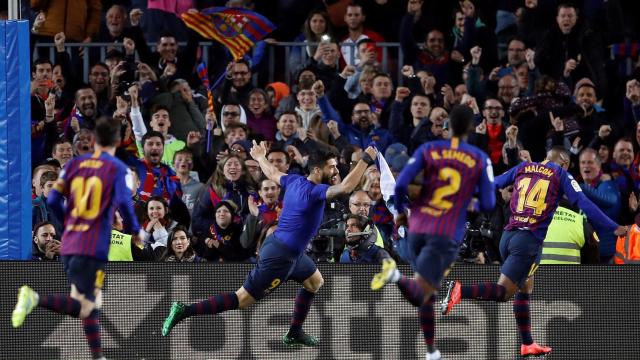 Los futbolistas del FC Barcelona celebran el primer gol de Luis Suárez / EFE