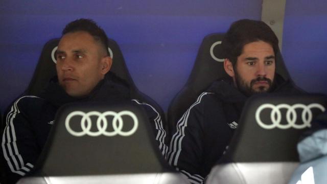 Isco Alarcón y Keylor Navas en el banquillo del Bernabéu / EFE