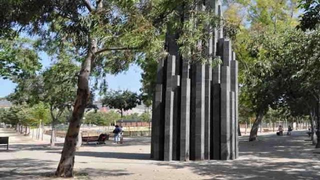 Monumento situado en Can Dragó erigido en memoria de las víctimas de ETA en Hipercor