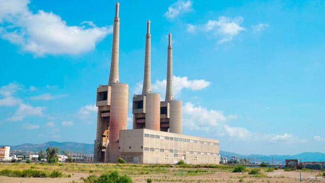 Imagen de la antigua central térmica de las Tres Chimeneas de Sant Adrià / AJBCN