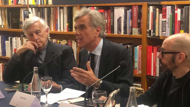 Fèlix Riera, en el centro, junto al historiador José Enrique Ruiz-Domènec y el filósofo Eloy Fernández Porta en la librería Laie / LG
