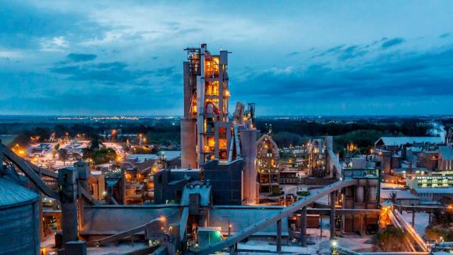 Una planta de Cementos Molins, que pagará 500 euros extra a sus trabajadores para compensar la inflación / CEDIDA