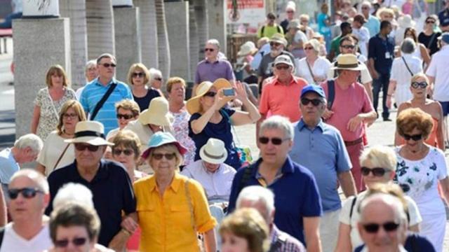 Decenas de turistas caminan por un paseo en Barcelona, Cataluña / EP