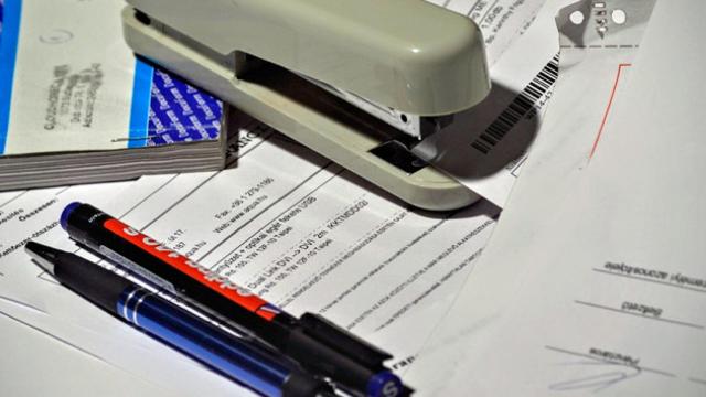 Una mesa de escritorio con facturas / CG