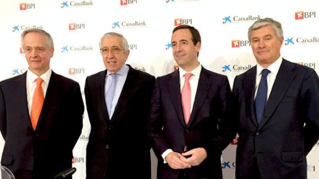 De izquieda a derecha, Fernando Ulrich, consejero delegado de BPI; Arturo Santos Silva, presidente de la entidad lusa; Gonzalo Gortázar, consejero delegado de Caixabank; y Pablo Forero, director general para el proyecto BPI / CG