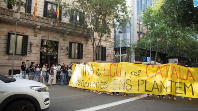 Unas 200 personas se concentran en la Delegación del Gobierno contra los derechos lingüísticos de quienes defienden el 25% de castellano y / TWITTER
