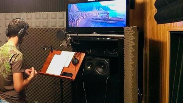 Actor de doblaje en una sala / EUROPA PRESS