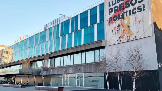 Imagen de la polémica pancarta por los presos que pende del Ayuntamiento de Sant Cugat / CG