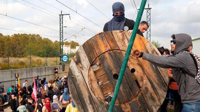 Manifestantes cortan con barricadas cortan las vías del AVE en Girona / EFE
