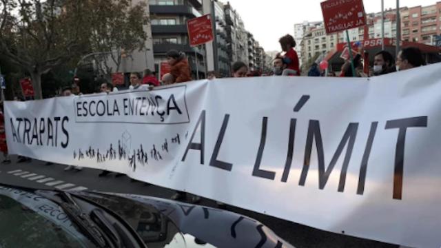 Padres y alumnos de la Escuela Entença protestando este viernes contra la ubicación del centro escolar / TWITTER
