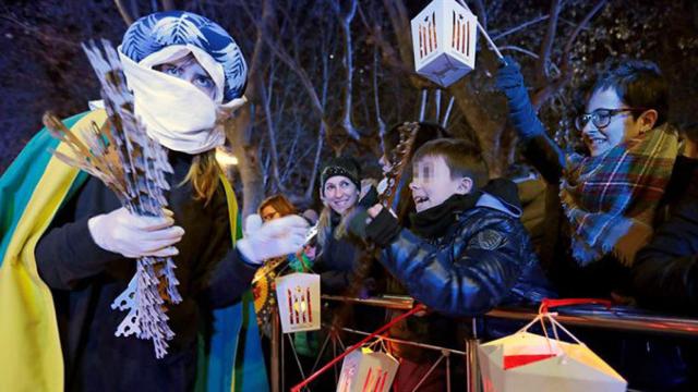 Farolillos independentistas en la cabalgata de Vic (Barcelona), retransmitida por TV3 / EFE