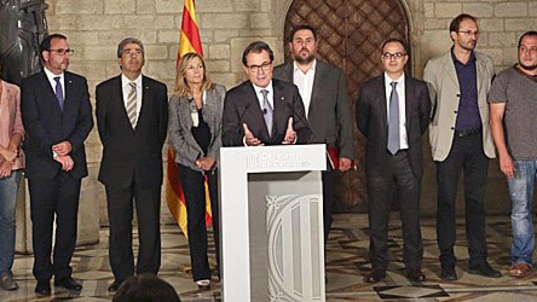 Quim Arrufat (CUP), Marta Rovira (ERC), Ramon Espadaler (UDC), Francesc Homs, Joana Ortega, Artur Mas, Oriol Junqueras (ERC), Jordi Turull (CDC), Joan Herrera (ICV), David Fernández (CUP) y Joan Mena (EUiA), tras la reunión del 3 de octubre
