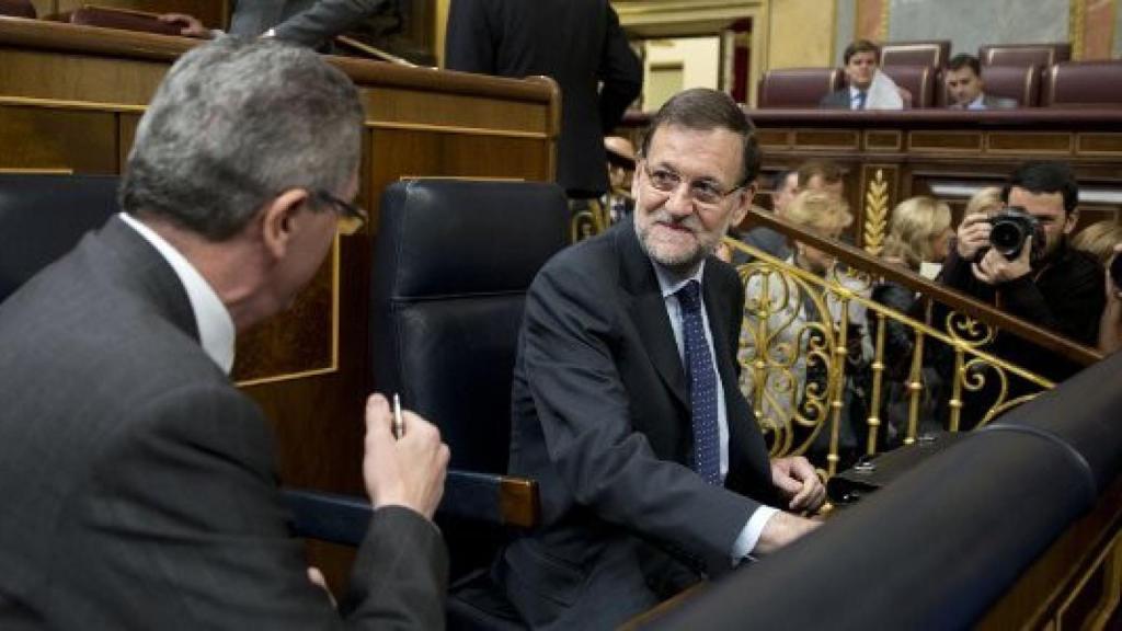 El ministro de justicia, Alberto Ruiz Gallardón, y el presidente del Gobierno, Mariano Rajoy, en el Congreso de los Diputados en noviembre de 2013.
