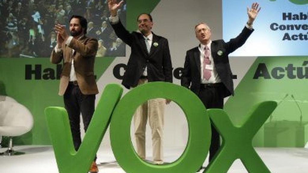 Alejo Vidal-Quadras, en el centro, tras ser proclamado presidente de Vox