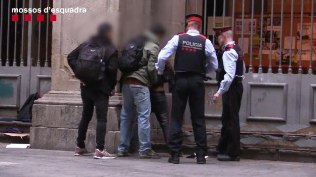 Los Mossos d'Esquadra identifican a varias personas en Ciutat Vella / MOSSOS