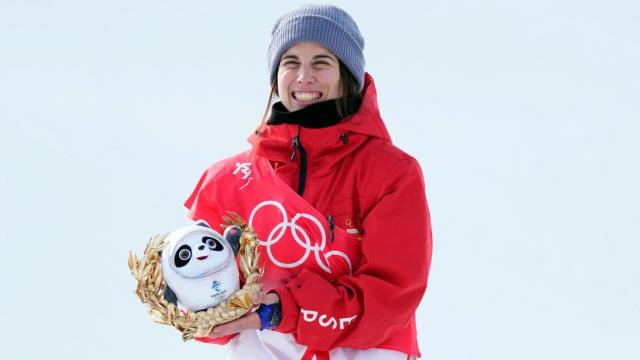Queralt Castellet, posando con su medalla de plata / EP