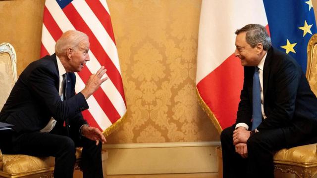 El presidente de Estados Unidos, Joe Biden (i), junto al primer ministro de Italia, Mario Draghi (d), durante una de las reuniones oficiales previas al G20 en Roma / EFE - EPA - FILIPPO ATTILI - CHIGI PALACE PRESS OFFICE