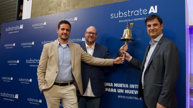 De izquierda a derecha: el consejero delegado de Substrate AI, José Iván García, el director de Tecnología, Ben Wroth, y el presidente de la firma, Lorenzo Serratosa, durante el toque de campana de debut en BME Growth / EP