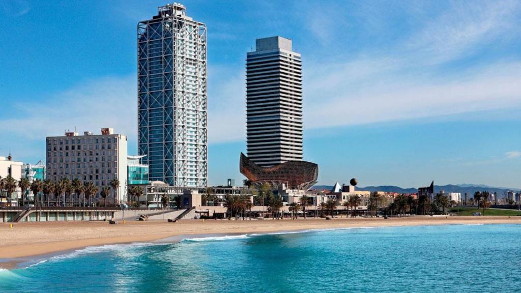 El Hotel Arts (i), junto a la Torre Mapfre en el frente marítimo de Barcelona