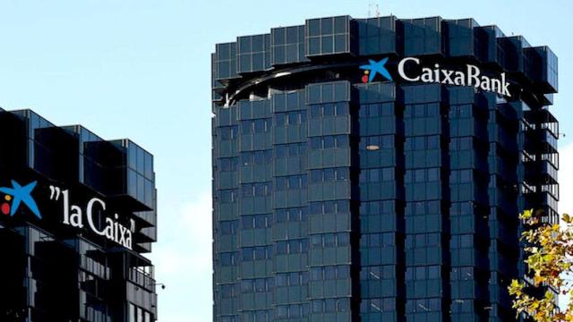 Las oficinas centrales de Caixabank en Barcelona, la entidad que ha hecho previsiones sobre la economía española / EFE