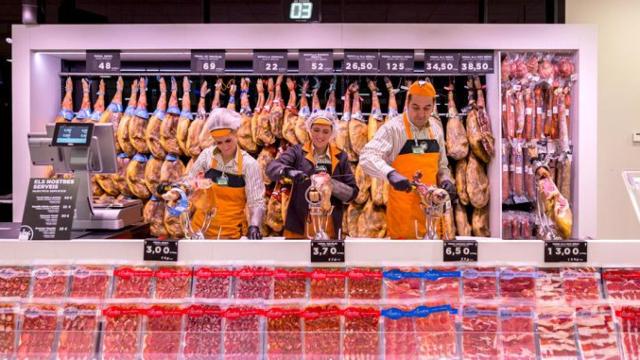 La sección de corte de jamón, uno de los nuevos servicios de Mercadona, en un supermercado de Terrassa (Barcelona) / MERCADONA