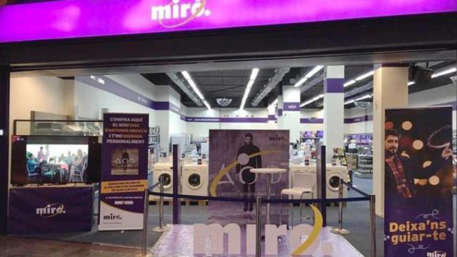 Entrada a uno de los establecimientos de la cadena de electrodomésticos Miró / MIRO
