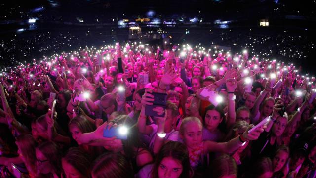 Miles de aficionados de YouTube se han dado cita en Madrid para ver en directo a los reyes de la red / TUBECON