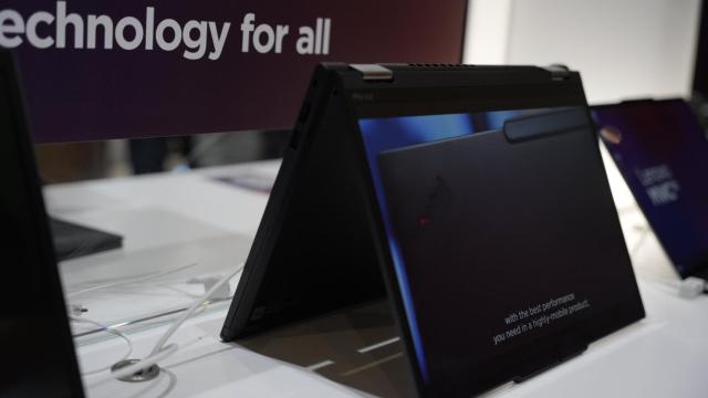 Uno de los ThinkPad de Lenovo expuesto en el MWC 2023 / LUIS MIGUEL AÑÓN (CG)