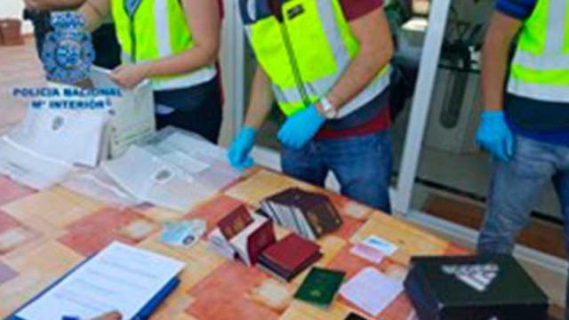 La Policía Nacional requisa documentación falsa durante el operativo que desmanteló a la organización delictiva