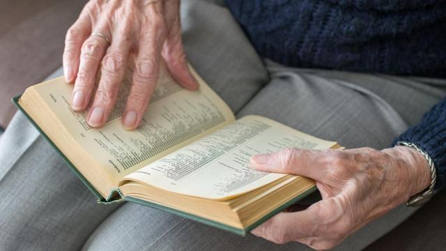 Mujer leyendo / CREATIVE COMMONS Transporte público gratis para los amantes de la lectura