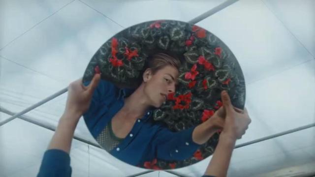 Fotograma de la campaña de Sant Jordi creada por la floristería Mowgli / MOWGLI