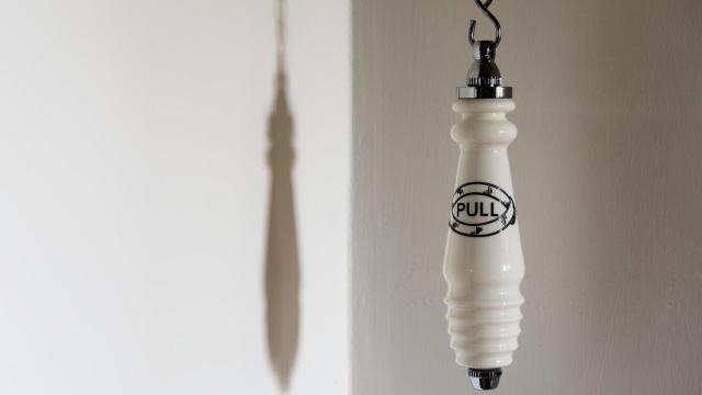 Detalle de una cadena de retrete / CG