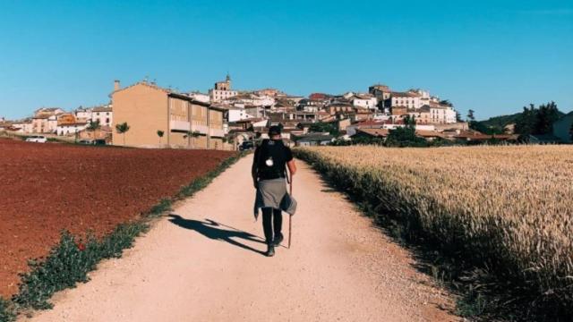 Peregrino del Camino de Santiago antes de comer en uno de los restaurantes / Jon Tyson en UNSPLASH