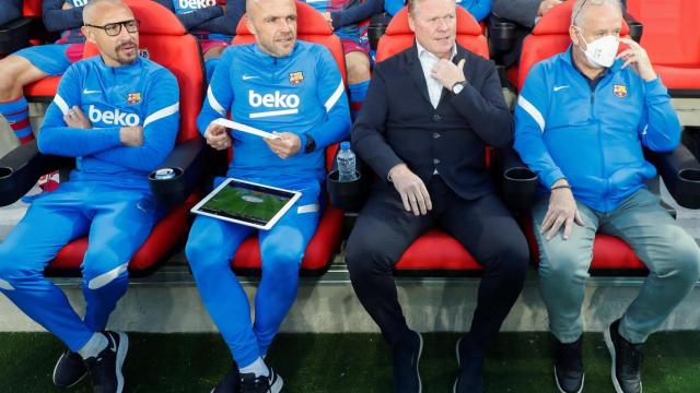 El banquillo de Ronald Koeman, con Schreider y Larsson a su derecha y Carles Naval a su izquierda / EFE