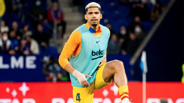 Ronald Araujo, durante el calentamiento previo al derbi catalán / FCB