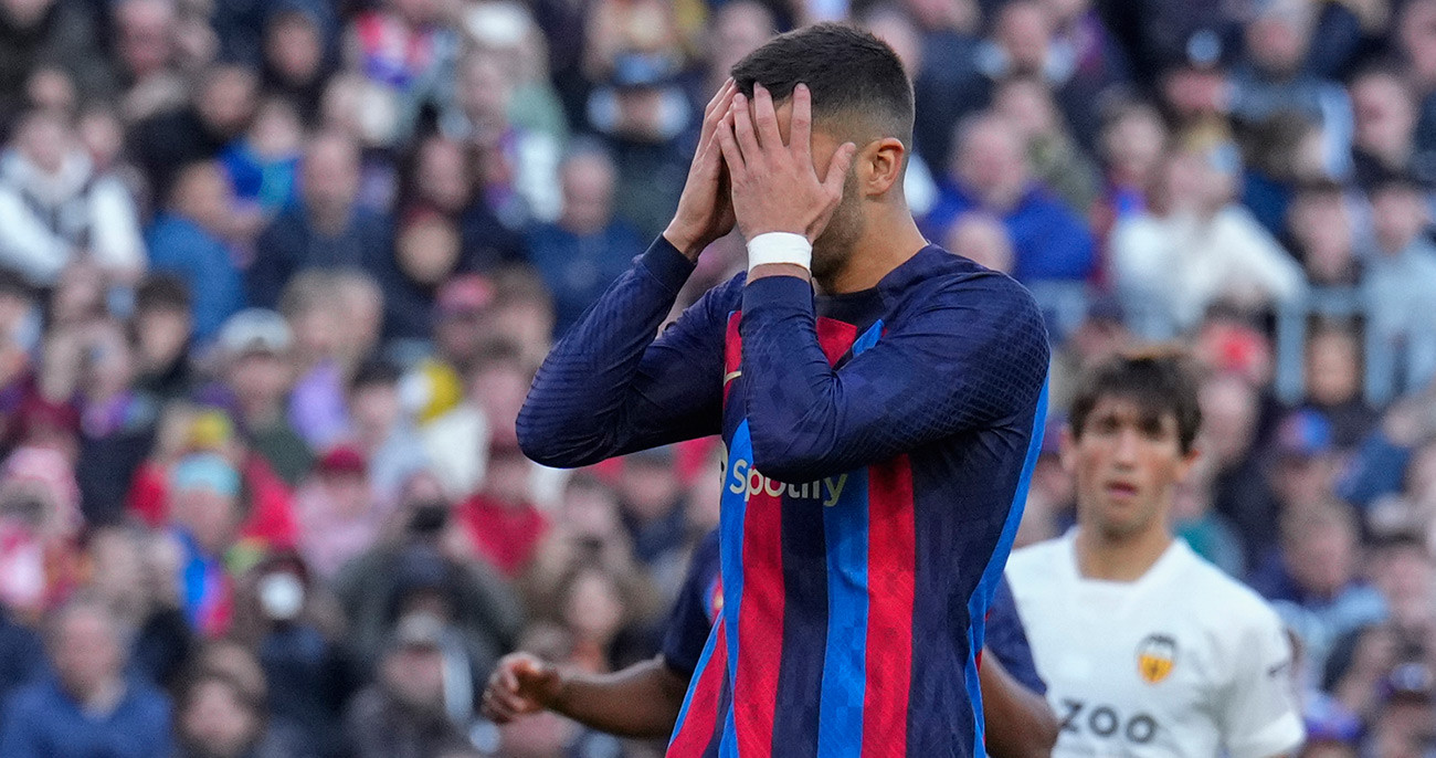 Ferran Torres se tapa la cara con las manos tras fallar un penalti con el Barça / EFE