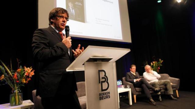 Carles Puigdemont durante la presentación de su libro en la Feria de Amberes / EFE