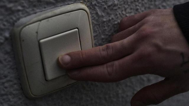 Una persona apaga la luz / EP