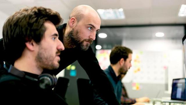 Octavi Royo (c), el consejero delegado de Agora, la 'start up' de fotografía por la que han apostado Gerard Piqué y Javier Faus, entre otros / AGORA