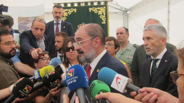 El presidente del Gobierno de Aragón, Javier Lambán, atiende a los medios de comunicación, tras visitar las obras de la nueva sede de la Guardia Civil en Zaragoza / EUROPA PRESS